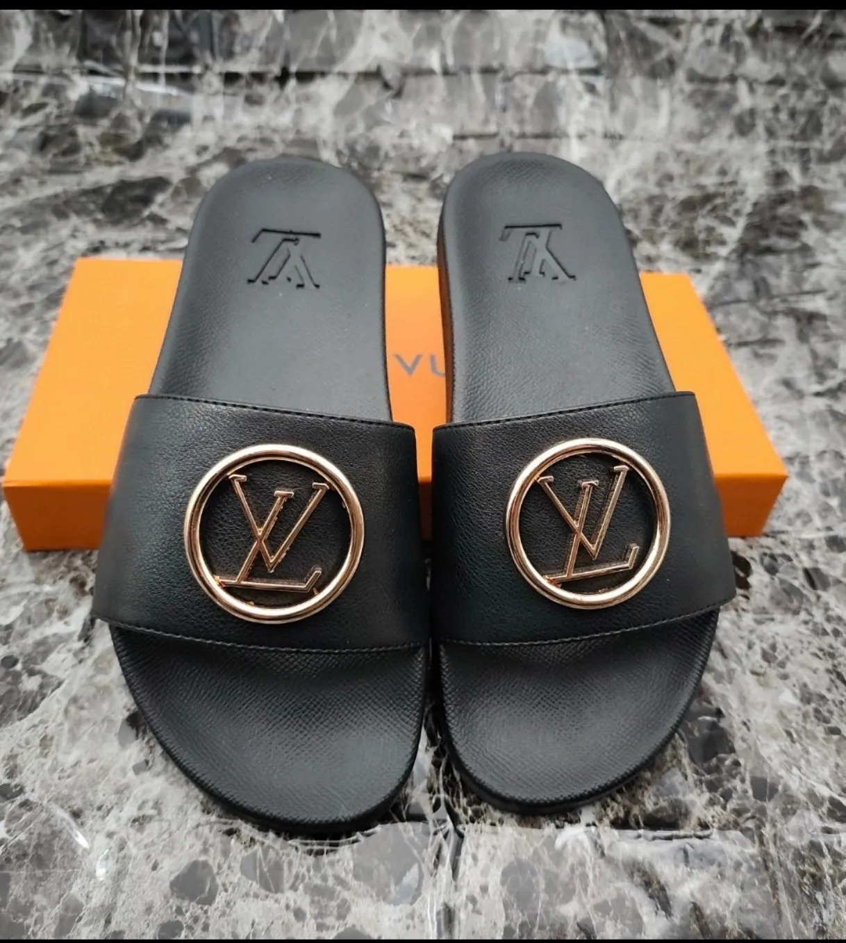 👟👟Ex-factory price 280👟👟 (available all year round) same style for men and women, size 35--48. Couple style🎗Louis Vuitton "LV" slippers, a much-anticipated one, so beautiful that it will melt your hearts❤! It is simply a masterpiece of extraordinary craftsmanship. It is a must-have for everyone. It is made by open mold. It feels Q-bounce and super soft on the feet. It is super delicate on the feet. It is an exclusive model. There are many layouts, so there is always one you like🎉🎉